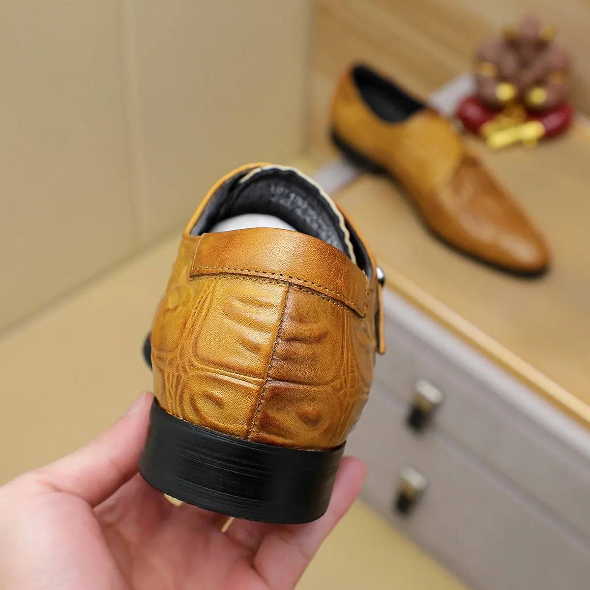 Men's shoes 💰540 💰 Louis Vuitton LV ® Autumn and Winter 🆕 models 🔛Full shoe counter First layer cowhide, 🐂leather lining casual shoes for men, super soft outsole, essential for driving. Counter synchronized original first layer cowhide completely 1:1 mold customization 🌹Top version, 2 colors optional! Number: 38-45 (37.46. Customized)